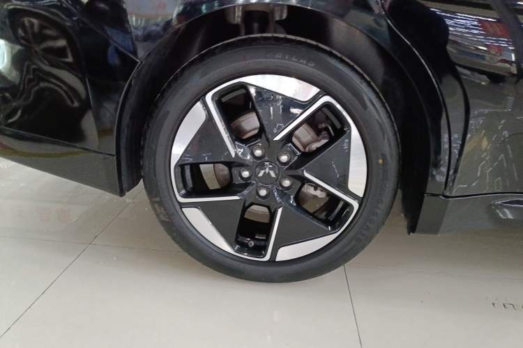 Used Wuling Xingguang 2024 Co-Creation Edition 510 Advanced Model Right Rear Wheel Hub