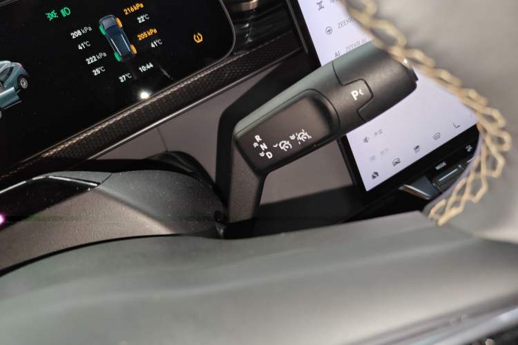 Used Zeekr 7X 2025 100kWh Long-Range All-Wheel Drive Intelligent Driving Version Gear Lever