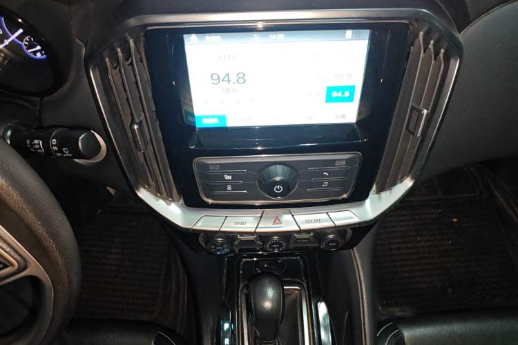 Used JMC Yusheng S350 2017 2.0T Automatic 2WD Diesel Luxury Version with Sunroof 5 Seats