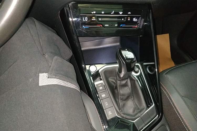 Used Volkswagen Tayron 2020 280TSI Two-Wheel Drive Luxury Connect Edition Gear Lever