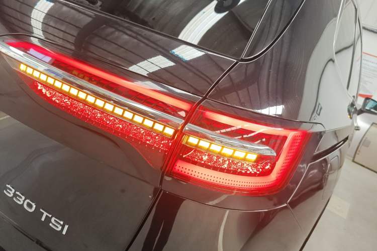 Used Volkswagen Viloran 2020 330TSI Luxury Edition Right Rear Taillight