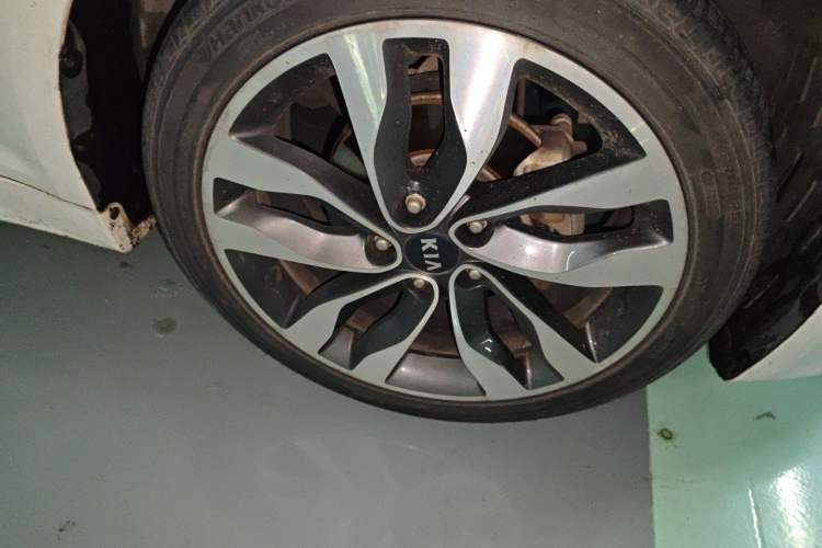 Used Kia K5 2014 2.0L Automatic LUXURY Right Front Wheel Hub