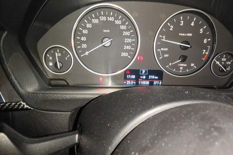 Used BMW 3 Series 2014 320Li Fashion Model Odometer Close Up