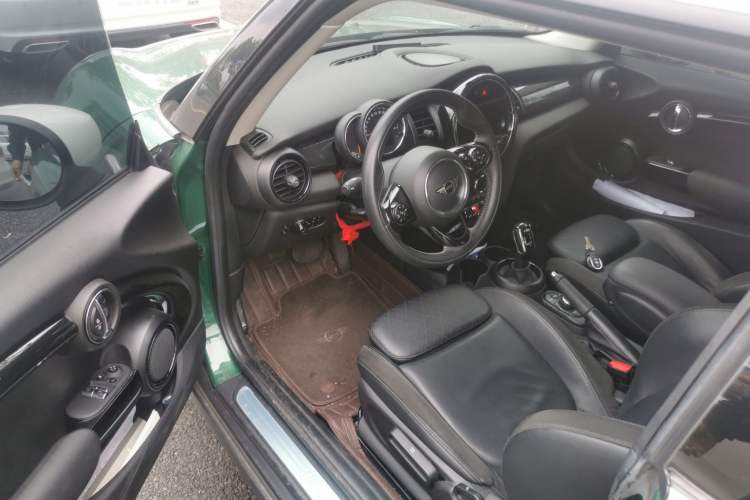 Used MINI MINI 2020 1.5T COOPER Classic Edition Three-Door Exclusive Color Version
