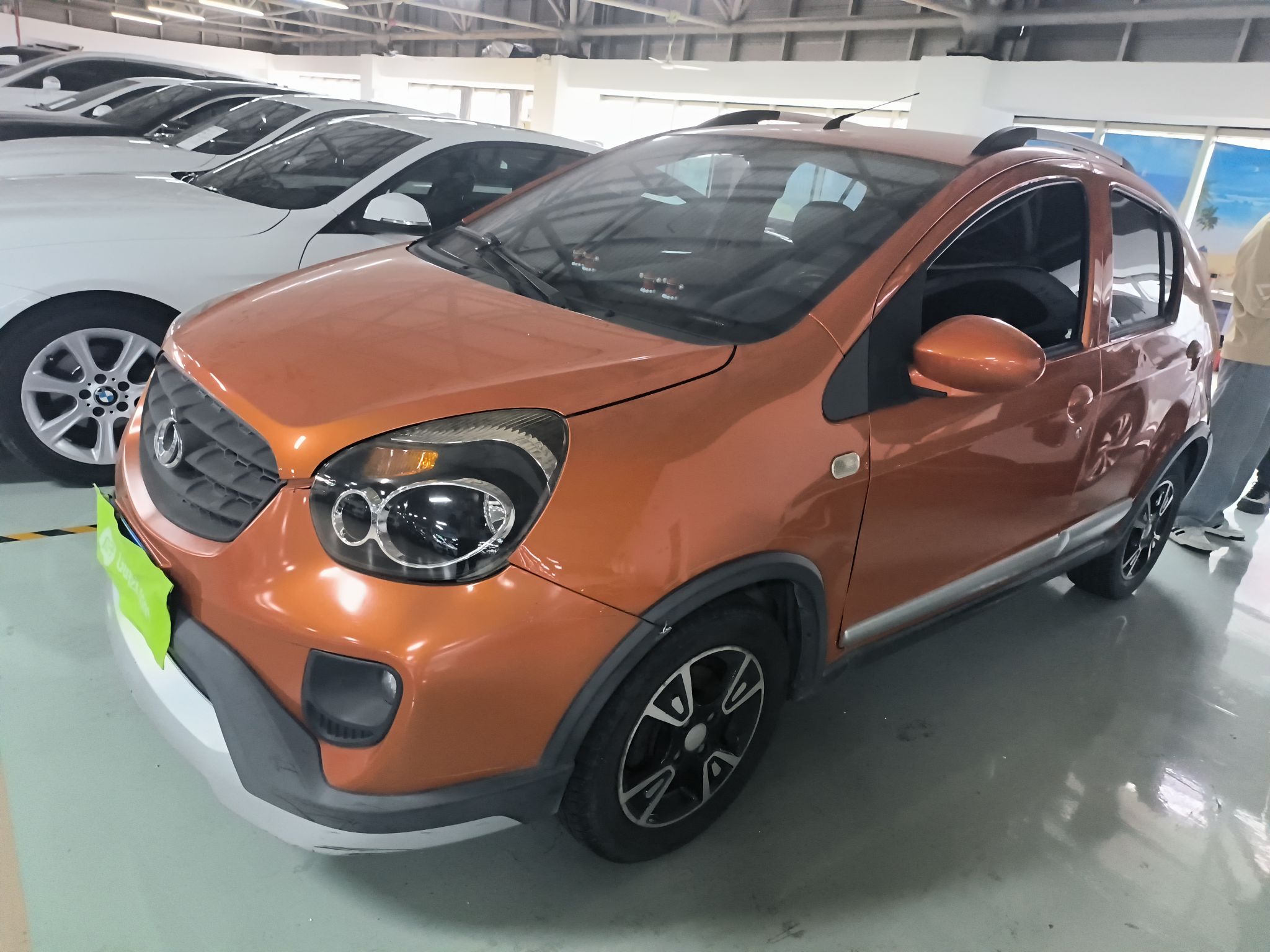 تحت مقدمة السيارة