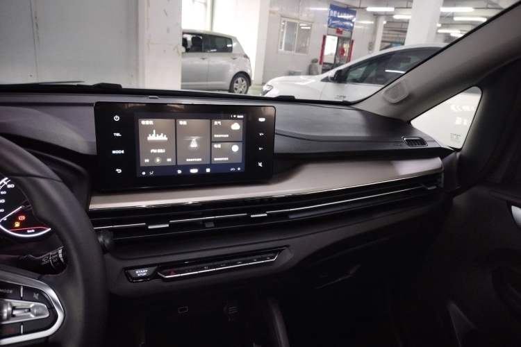 Used Geely Auto Vision X3 2021 PRO 1.5L CVT Deluxe Model Center Console