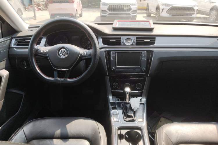 Used Volkswagen Passat 2016 330TSI DSG Luxury Edition Center Console