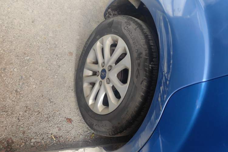 Used Ford Focus 2013 Hatchback Classic 1.8L Automatic Base Model Exterior 5