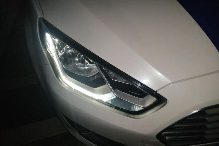 Used Ford Escort 2015 1.5L Automatic Fashion Model Right Front Headlight