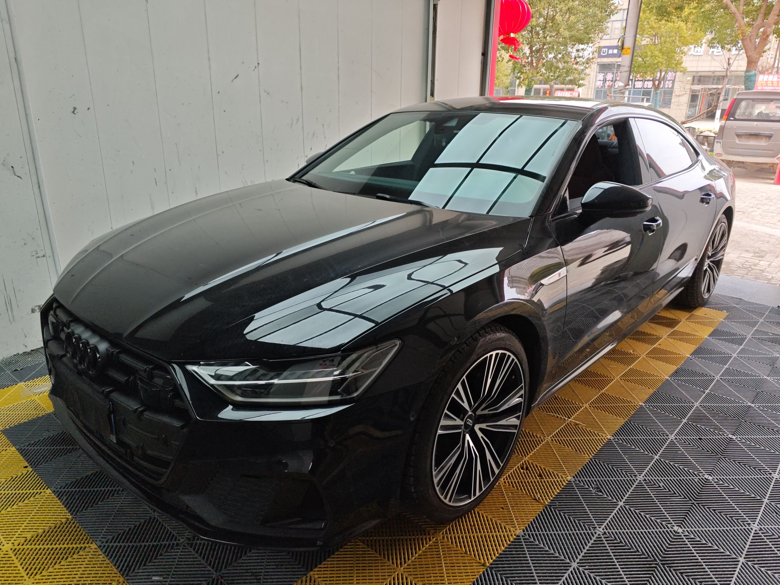 Под передней частью автомобиля