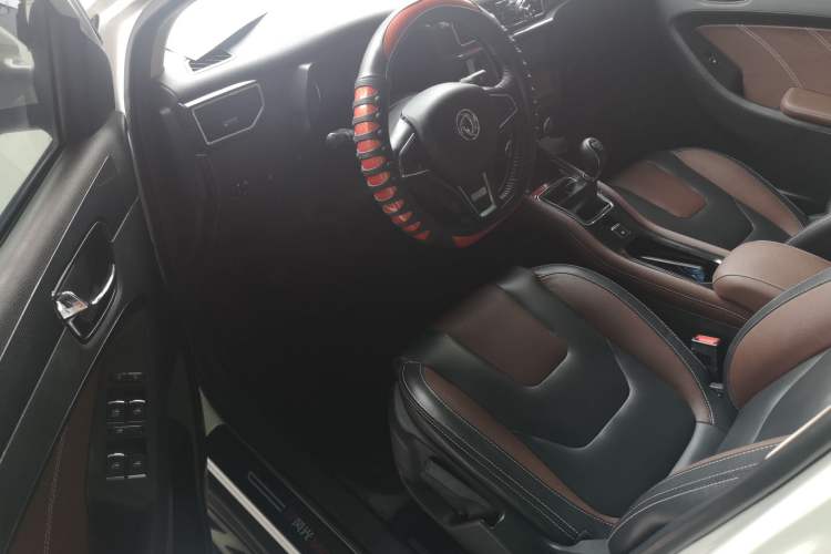 Used Dongfeng Fengon 580 2017 1.5T Manual Luxury Model Driver Seat