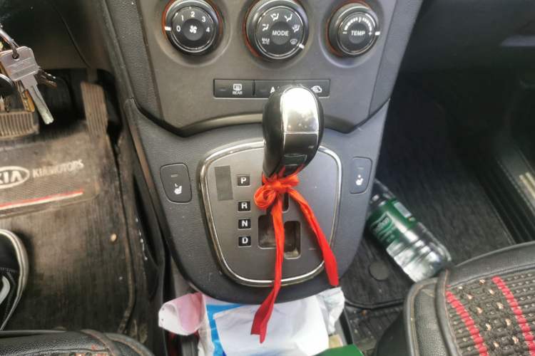 Used Kia Carens 2011 2.0L 7-Seater Automatic Comfort Edition Gear Lever