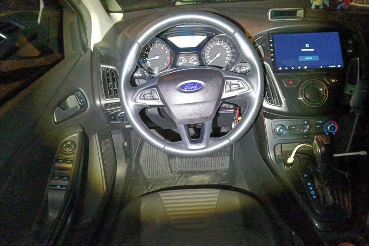 Used Ford Focus 2018 Hatchback Classic 1.6L Automatic Trendy SmartDrive Edition Steering Wheel