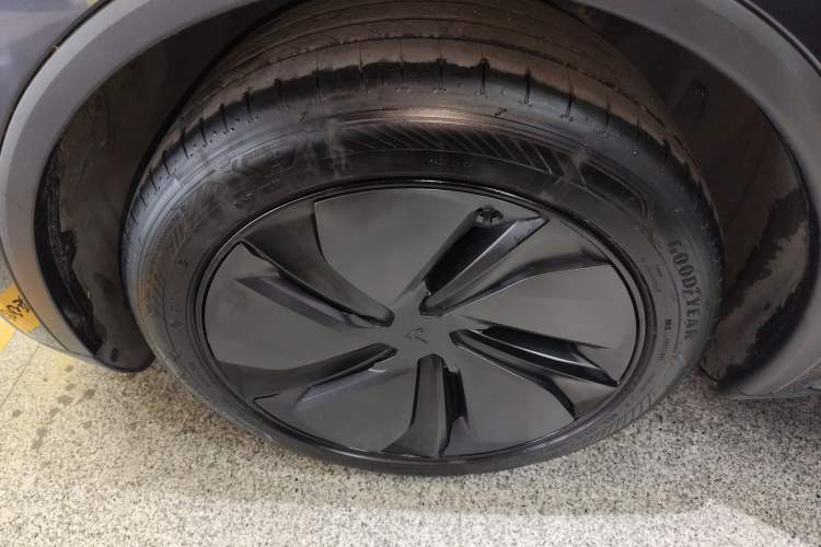 Used Tesla Model Y 2025 Rear-Wheel-Drive Version Exterior 4