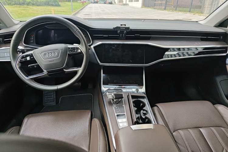 Used Audi A7L 2022 55 TFSI quattro S-line Zhiyuan Crystal Flow Package
