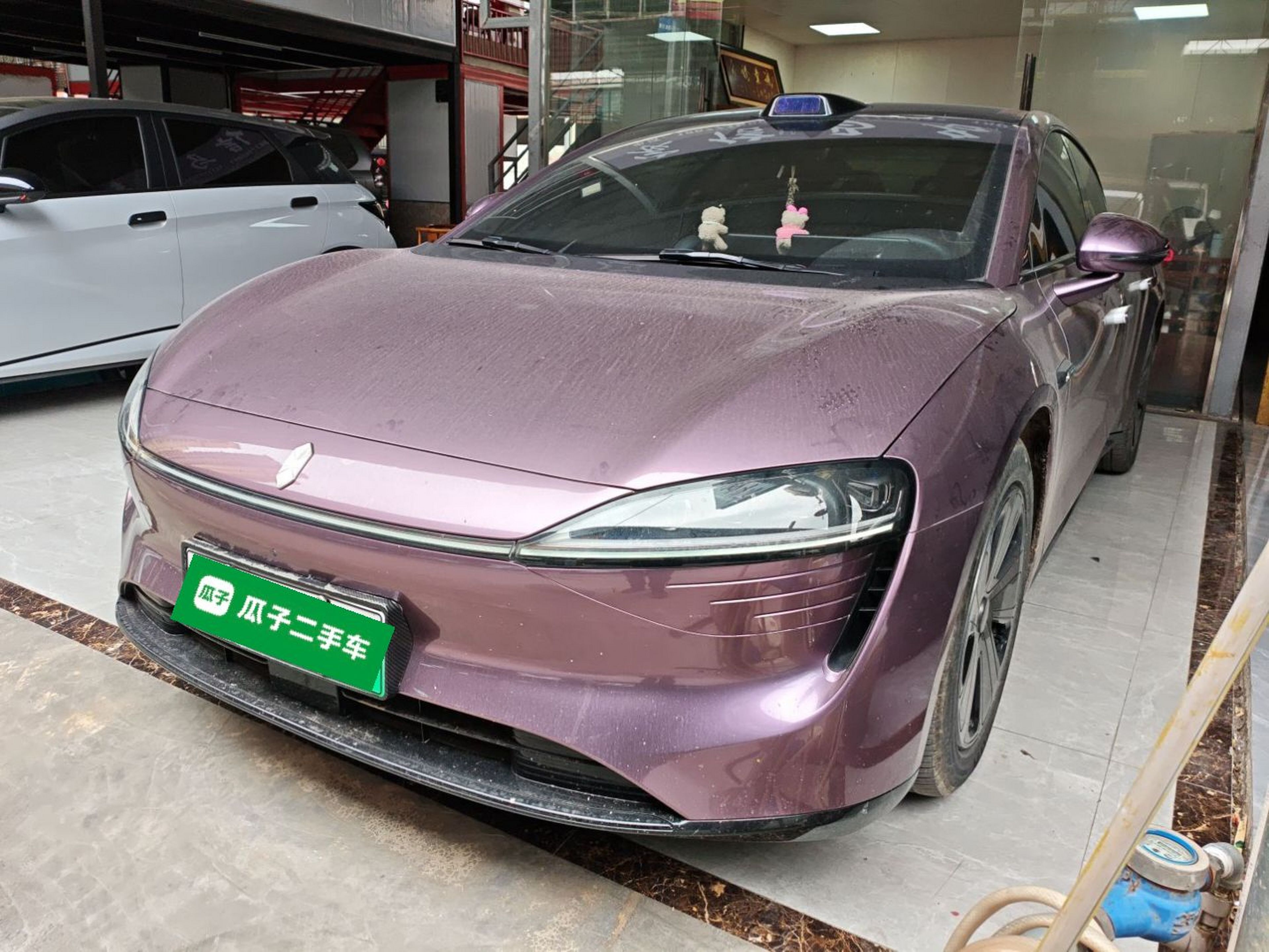 Под передней частью автомобиля
