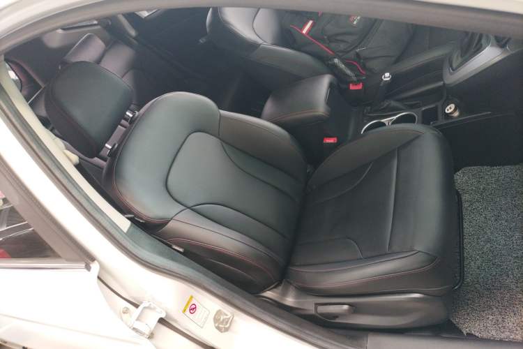 Used Haval M6 2018 Revised Version 1.5T DCT Two-Wheel Drive Elite Edition Right Front Seat