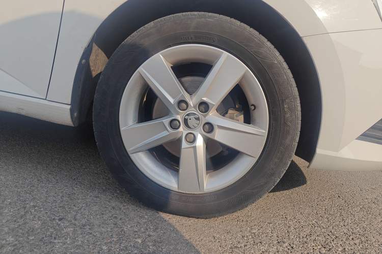 Used Skoda Fabia 2017 1.4L Automatic Car Enjoy Edition Right Front Wheel Hub