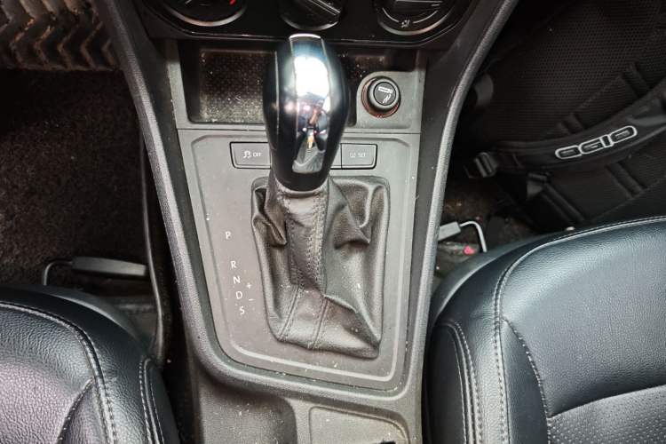 Used Volkswagen Lavida 2015 1.6L Automatic Fashion Edition Gear Lever