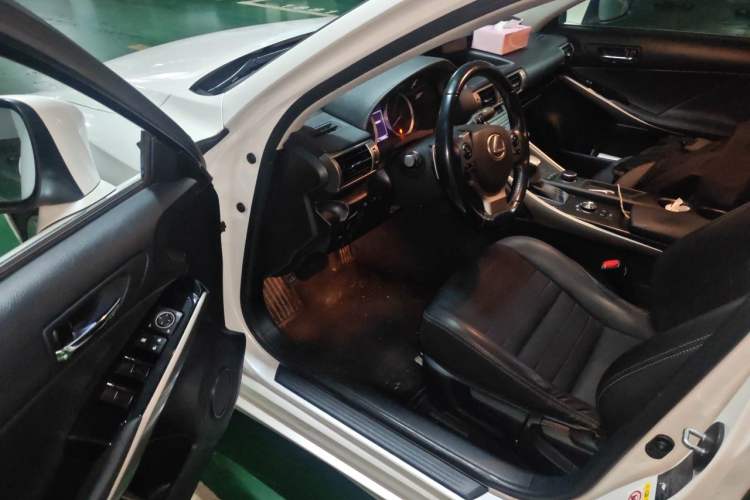 Used Lexus IS 2015 200T Leading Edition
