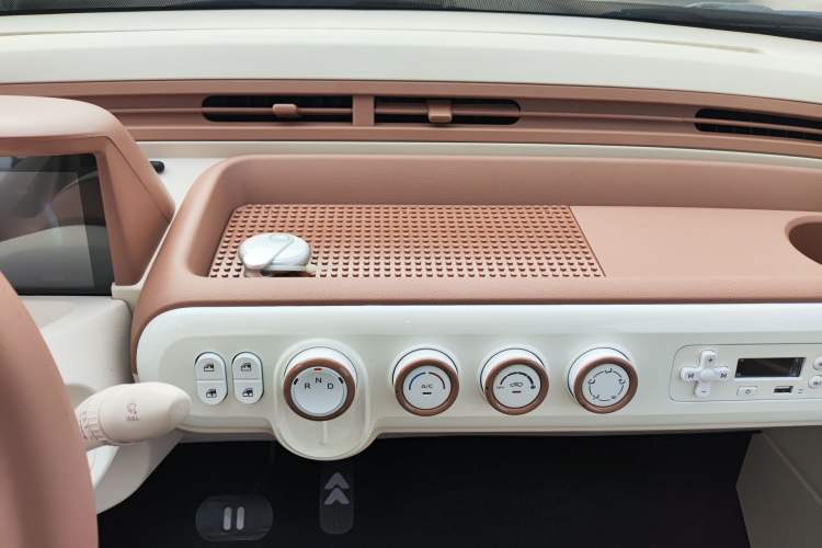 Used Bestune Pony 2026 Model 222km Shining Horse Audio And AC Panel