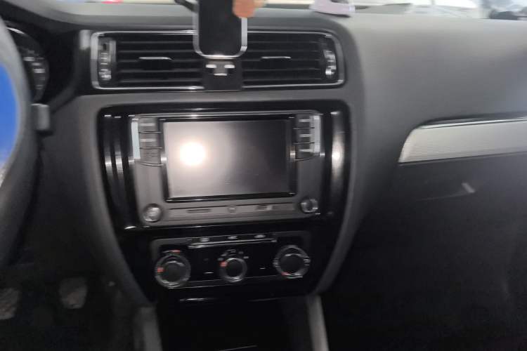 Used Volkswagen Sagitar 2017 1.6L Manual Comfort Model Audio And AC Panel