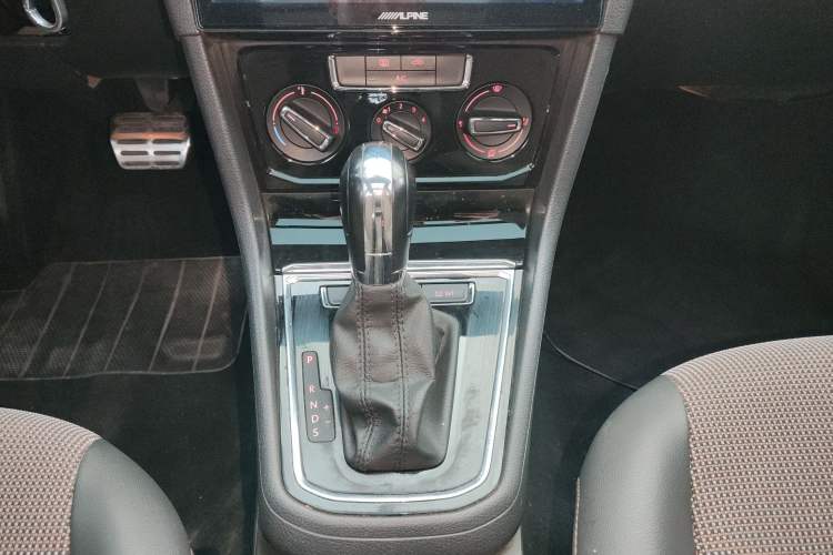 Used Volkswagen C-TREK 2017 1.6L Automatic Comfort Model Gear Lever