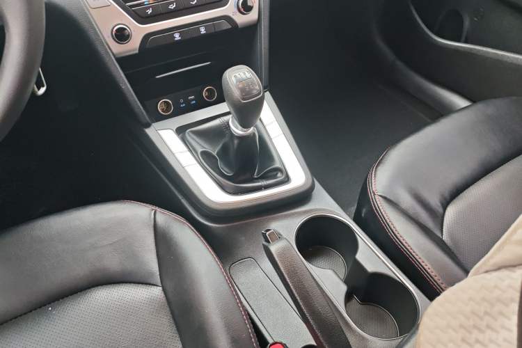 Used Hyundai Elantra (6th Generation / Lingdong) 2016 1.6L Manual ZhiXuan · Dynamic Model Gear Lever