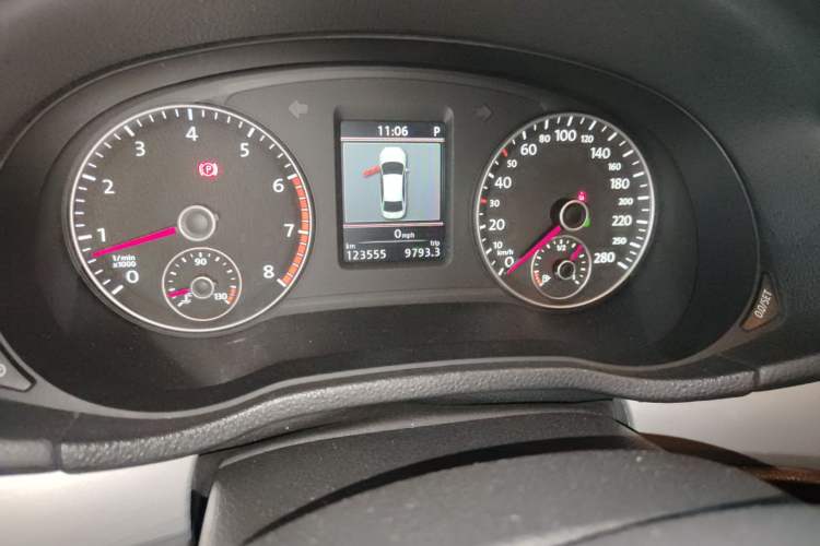 Used Volkswagen Passat 2014 1.8TSI DSG Prestige Edition Odometer Close Up