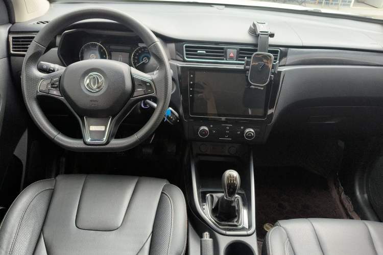Used Dongfeng Fengon 580 2021 Revised ☆ Star Edition 1.8L Manual Elite Version Center Console