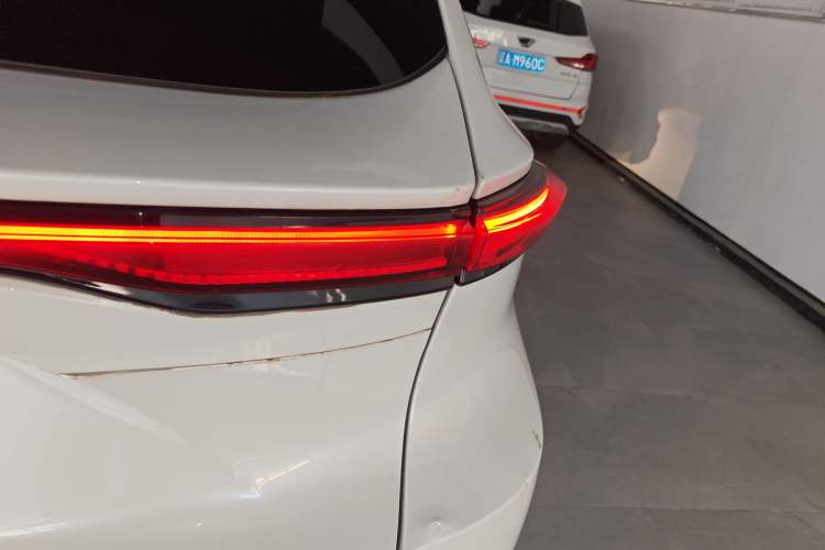 Used Toyota Venza 2022 Dual-Engine 2.5L CVT Two-Wheel Drive Luxury Edition