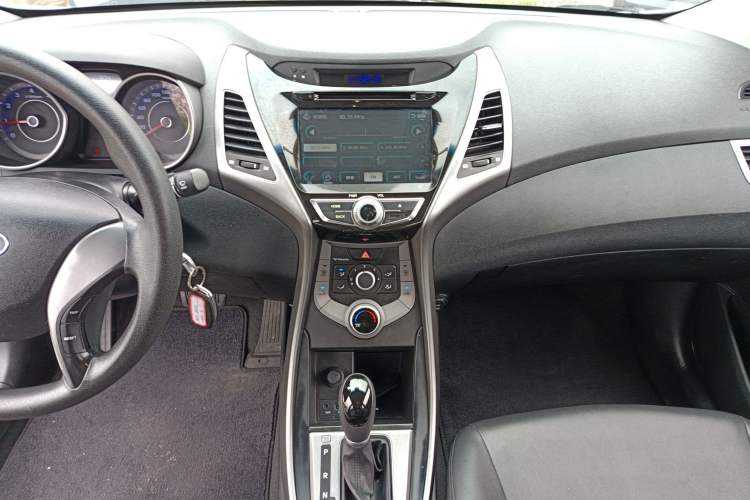 Used Hyundai Elantra (5th Generation / Langdong) 2016 1.6L Automatic Smart Version Audio And AC Panel