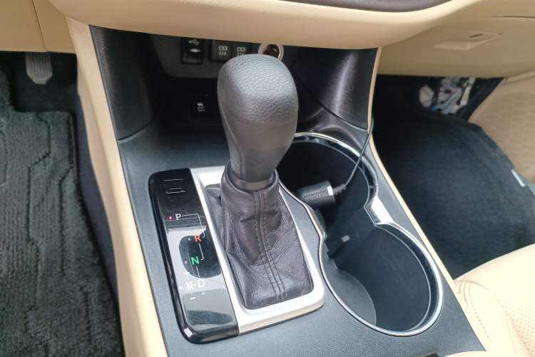 Used Toyota Highlander 2018 2.0T Two-Wheel Drive Elite Edition 5 Seats Emission Standard China V Gear Lever