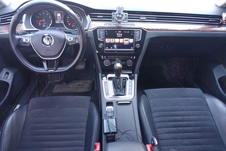 Used Volkswagen Magotan 2017 330TSI DSG Luxury Model Center Console