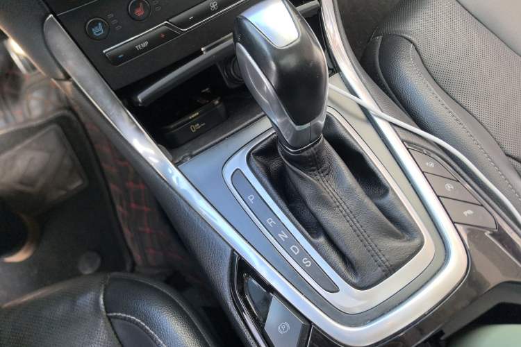 Used Ford Edge 2016 EcoBoost 245 Four-Wheel Drive Titanium 7-Seater Gear Lever