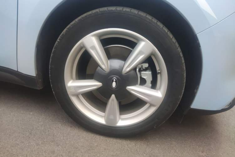 Used ORA Good Cat 2023 401 km Standard Range Luxury Version Lithium Iron Phosphate Right Front Wheel Hub