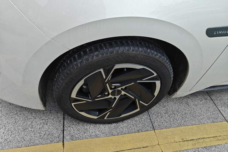 Used Lynk & Co 07 2024 EM-P 126 Long-Range Pro Exterior 4