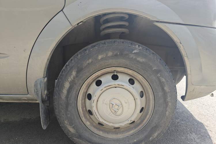 Used SAIC MAXUS Xintu V80 2018 2.5T AMT Elite Edition Short Wheelbase Mid-Roof Design 5-6 Seater Right Front Wheel Hub