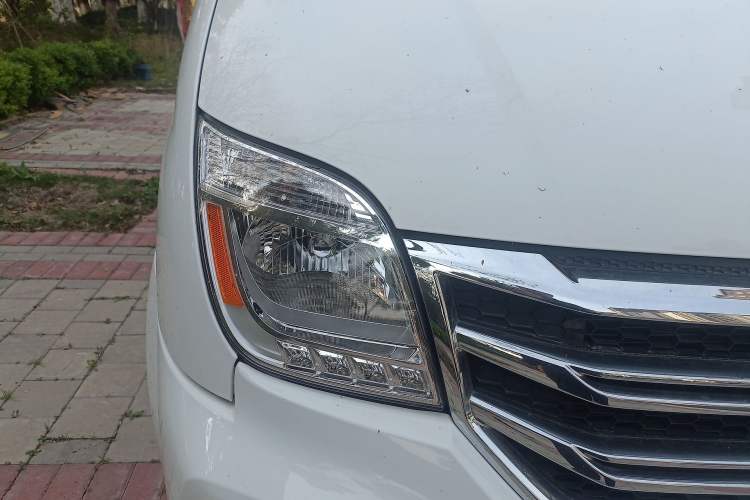 Used SAIC MAXUS Xintu V80 2023 2.0T AMT Classic Aoyuntong Power Version Short Wheelbase Ultra-Low Roof 5/6-Seater Right Front Headlight