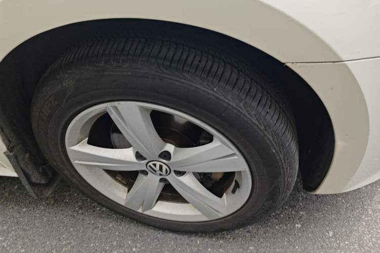 Used Volkswagen Passat 2011 1.8TSI DSG Prestige Edition Right Front Wheel Hub