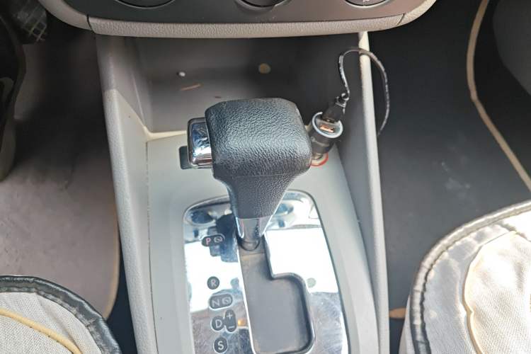 Used Volkswagen Bora 2011 1.6L Automatic Fashion Edition Gear Lever