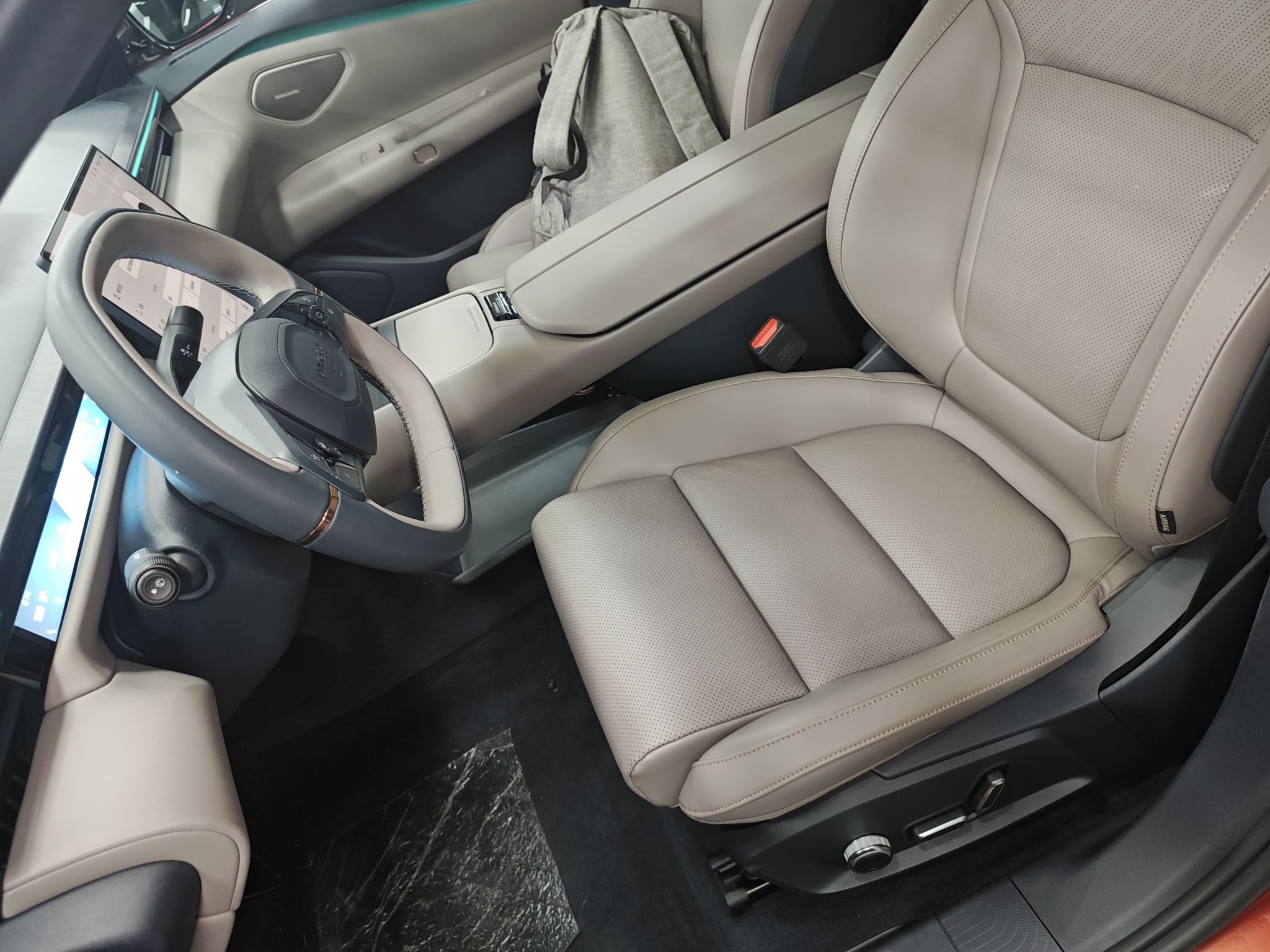 Переднее сиденье в автомобиле