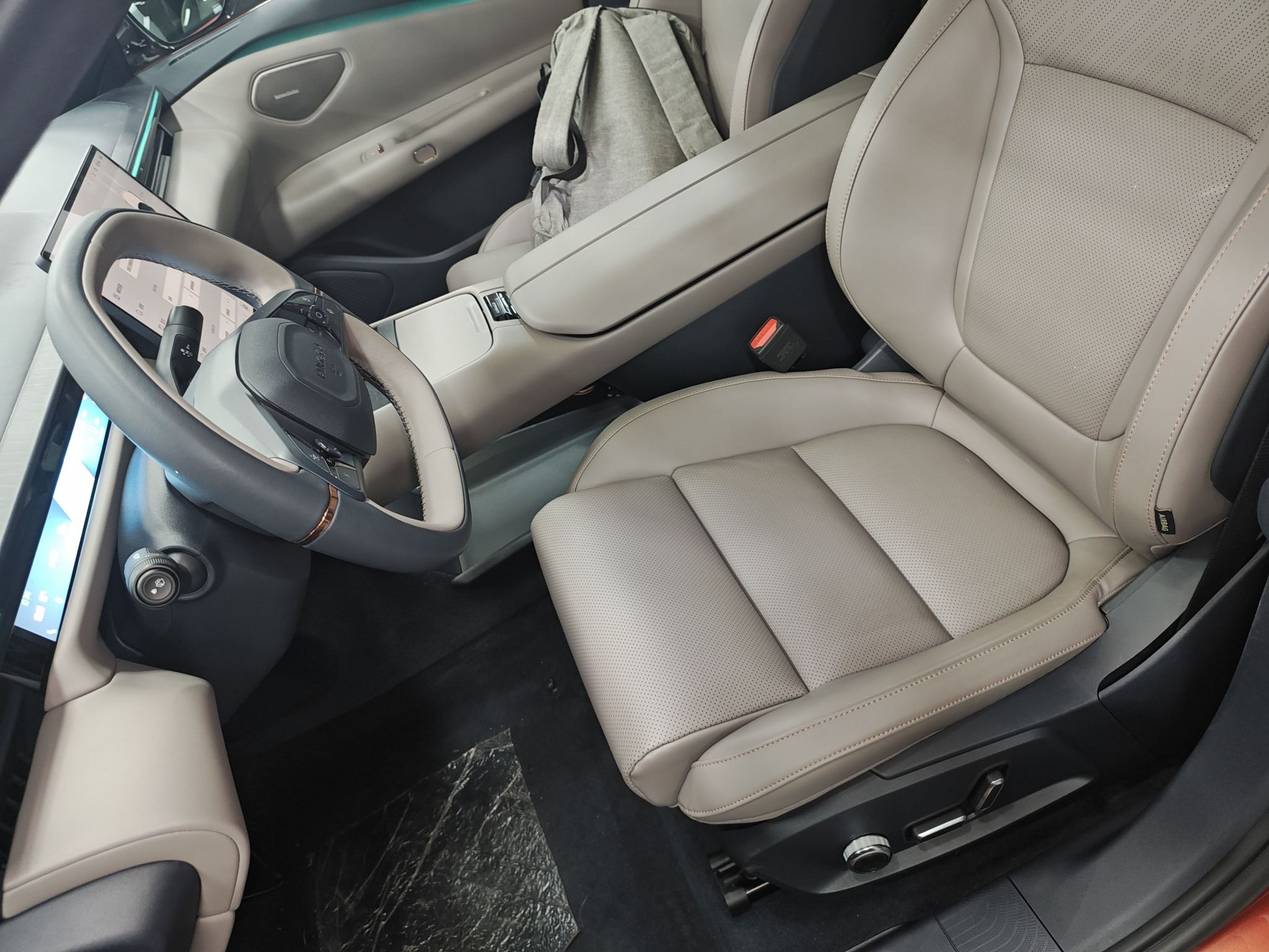 المقاعد الأمامية داخل السيارة