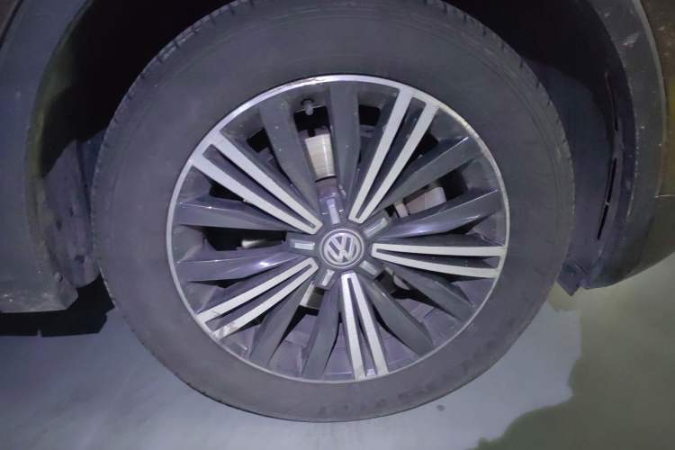 Used Volkswagen Tiguan L 2017 380TSI Automatic All-Wheel-Drive Luxury Edition Right Front Wheel Hub