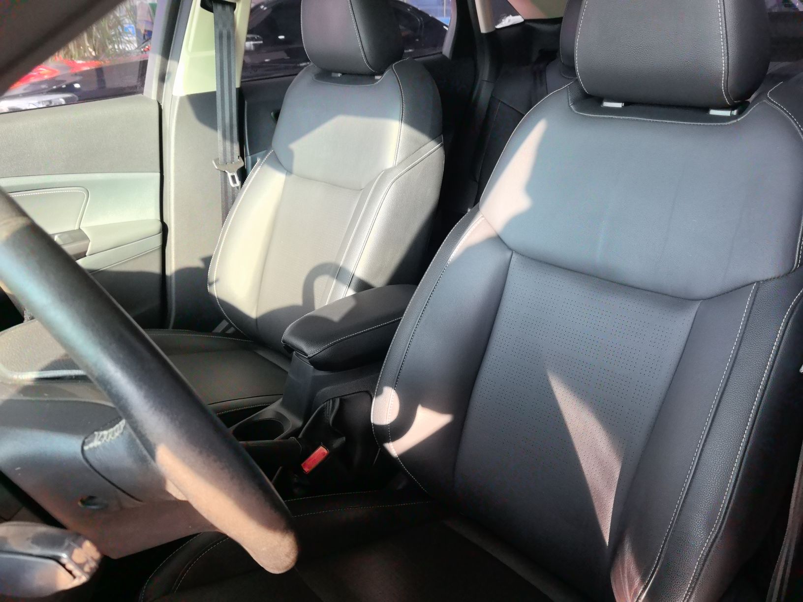 المقاعد الأمامية داخل السيارة