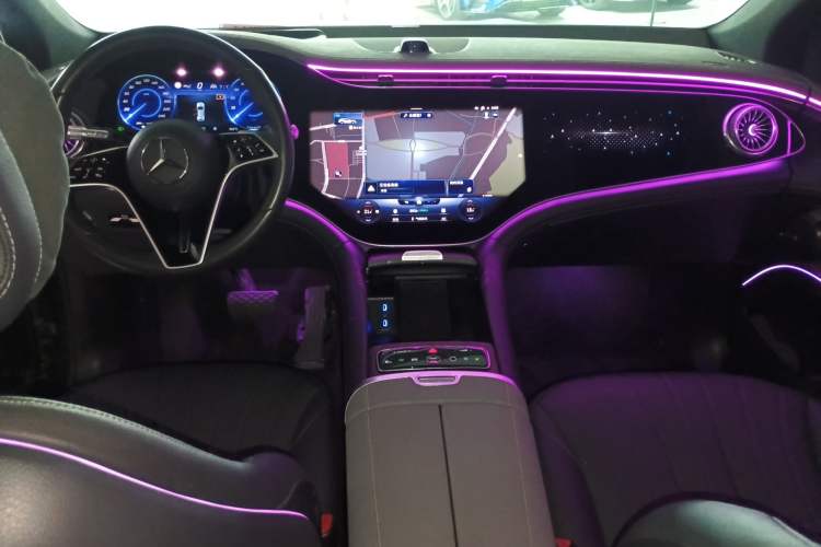 Used Mercedes-Benz EQS SUV 2023 450 4MATIC Pioneer Edition Center Console