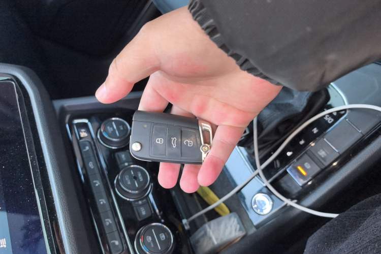 Used Volkswagen Tiguan L 2019 330TSI Automatic Two-Wheel Drive R-Line Flagship Model China VI Standard Vehicle Key