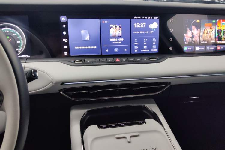 Used VOYAH FREE 2025 318 318 km Rear-Drive Touring Edition Audio And AC Panel