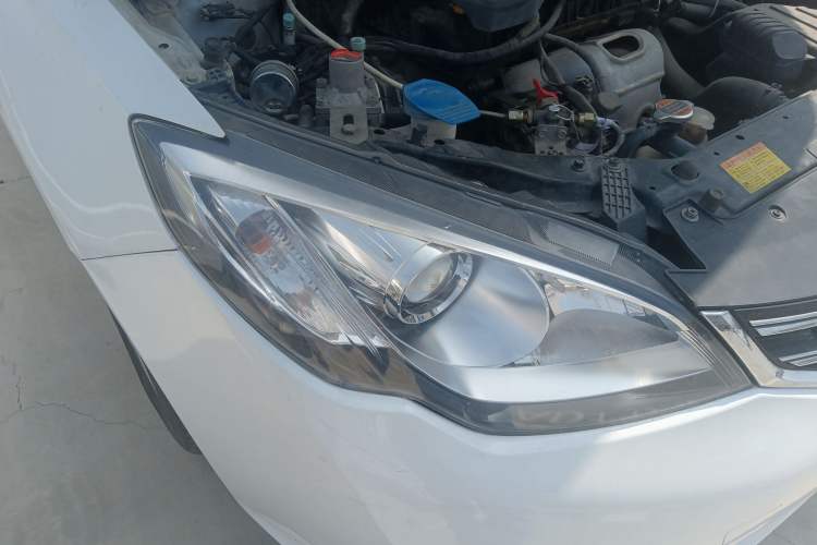 Used Roewe 360 2015 1.5L Automatic Luxury Edition Right Front Headlight