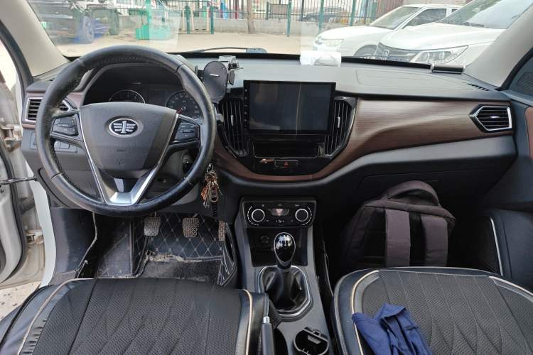 Used FAW Senya R7 2016 1.6L Manual Luxury Model Center Console